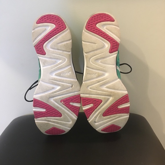 Woman’s ASICS. - Picture 4 of 5